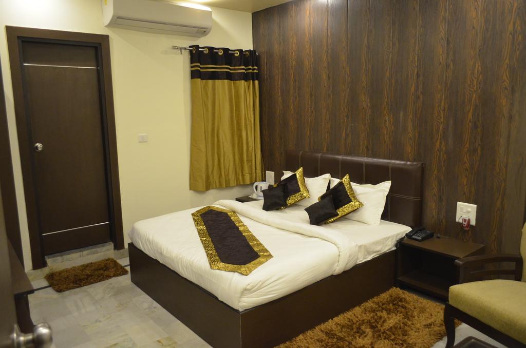 Отель Red Orchid Мератх Номер фото