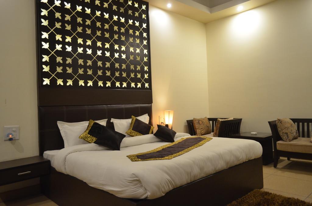 Отель Red Orchid Мератх Номер фото